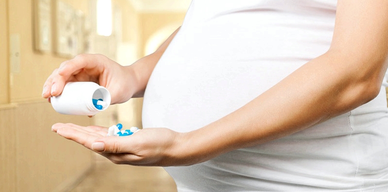 Schwangere Frau mit Tabletten