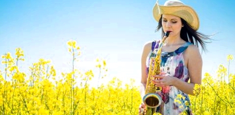 Frau spielt Saxophon