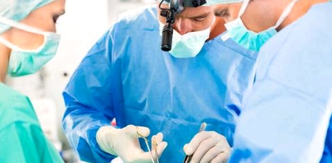Chirurgen operieren einen Patienten