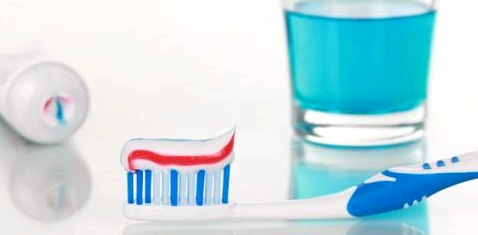 Bei Mundtrockenheit auf Zahnpflege achten