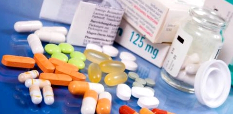 Verschiedene Tabletten und Packungsbeilagen