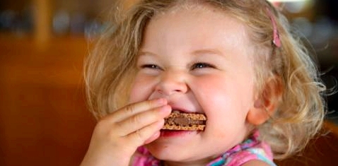 Kinder lieben Süßigkeiten