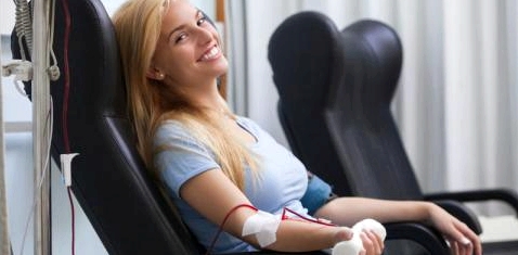 Eine Frau spendet Blut