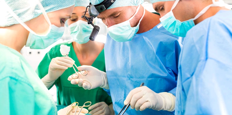 Chirurgen bei einer Operation