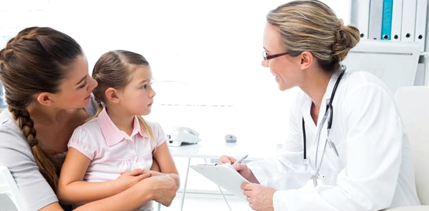 Kind mit Wachstumsschmerzen beim Kinderarzt