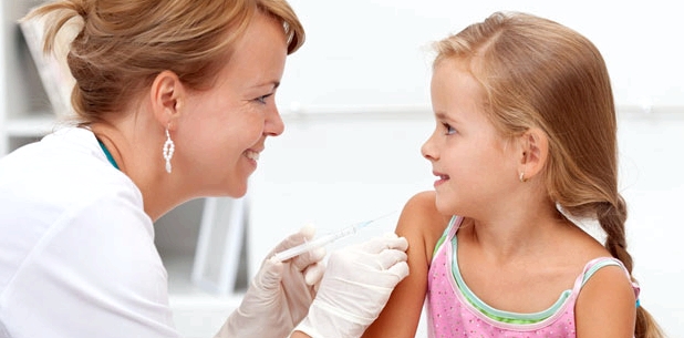 Kind bei Impfung gegen FSME - Schutz vor Zeckenvirus