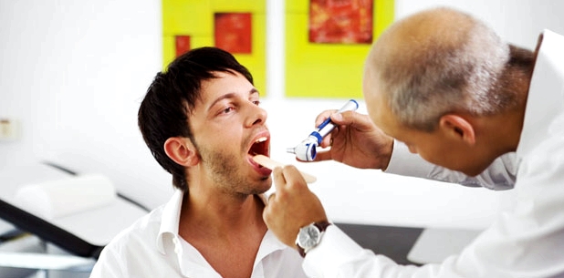 Arzt untersucht Zungenbelag
