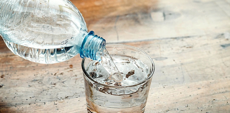 Ein Glas wird mit Wasser gefüllt