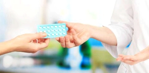 Anti-Baby-Pille wird über Apothekenthresen gereicht