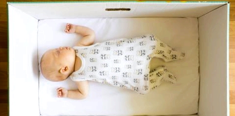 Ein Säugling schläft in einer Babybox