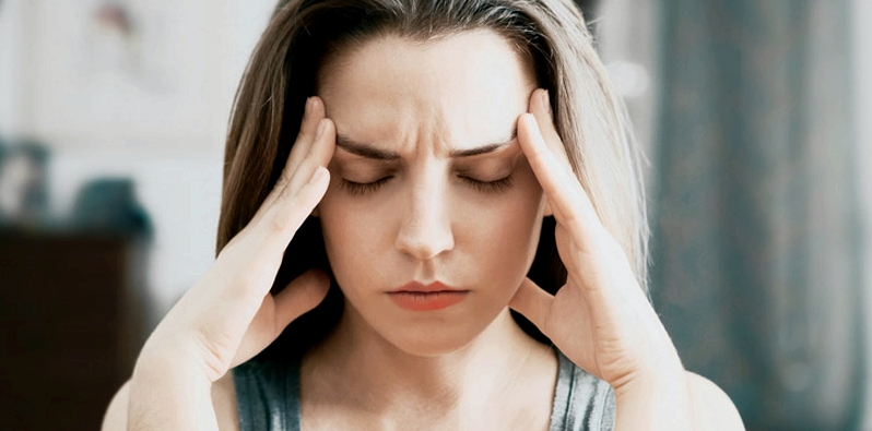 Frau bekommt durch Paracetamol Kopfschmerzen