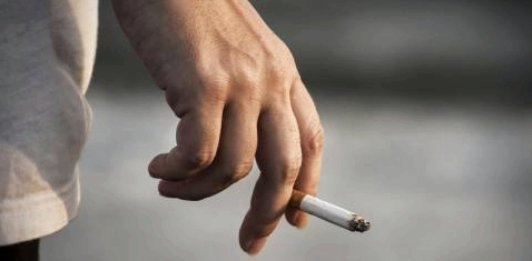 Eine Hand hält eine Zigarette