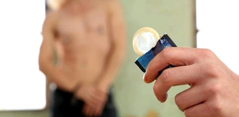 Mann mit Kondom
