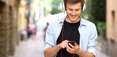Ein Mann hört Musik mit seinem Smartphone