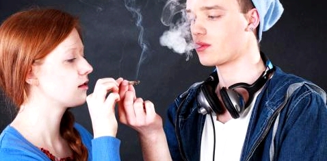 Zwei Jugendliche rauchen Cannabis