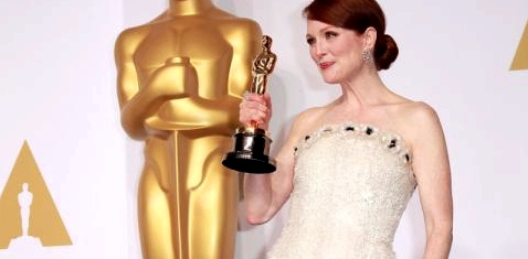 Julianne Moore hält den Oscar in der Hand