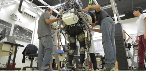Roboteranzug lässt Gelähmte gehen
