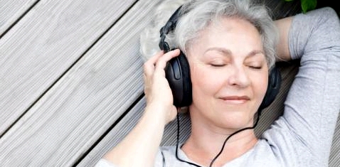 Eine Frau hört mit Kopfhörern Musik