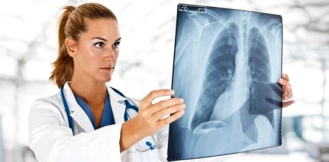 Ärztin prüft Aufnahme der Lunge