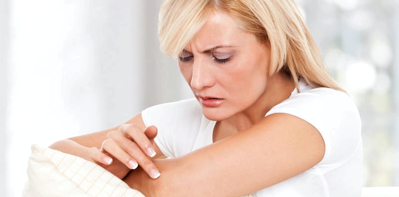 Frau mit Symptomen trockener Haut