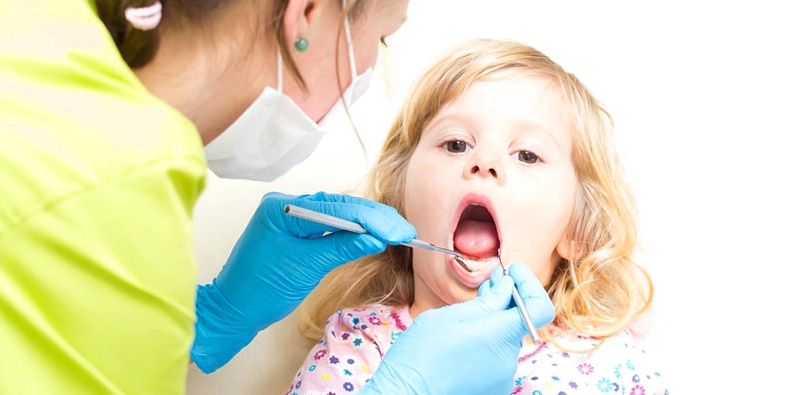 Kind auf dem Zahnarztstuhl
