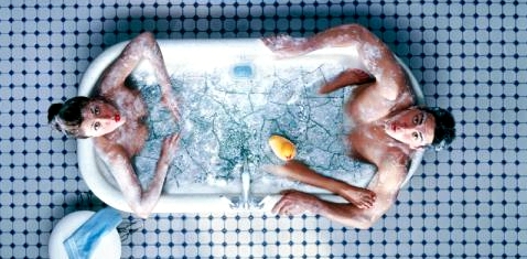 Paar in einer Badewanne mit Eiswasser