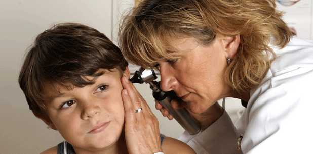 Mit Ohrenspiegelung Ohrenschmerzen bestimmen