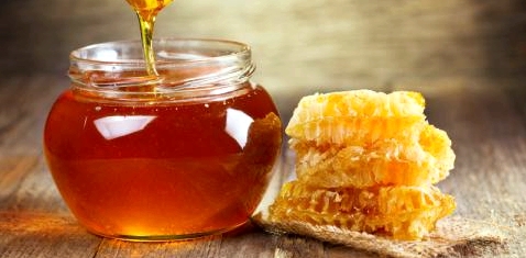 Ein Glas mit Honig