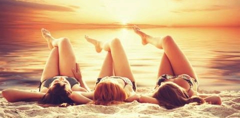 Drei Frauen nehmen ein Sonnenbad