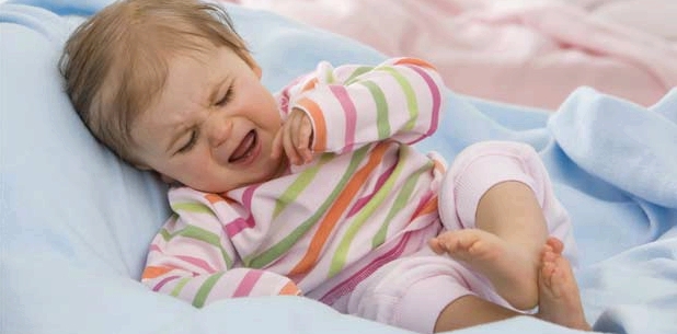 Kind weint wegen schmerzhafter Darmeinstülpung