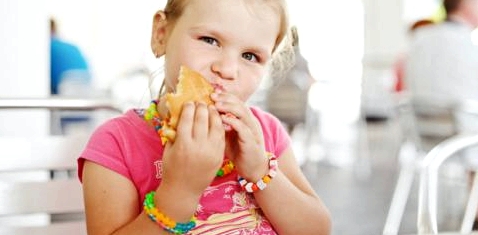 Ein Mädchen isst einen Burger