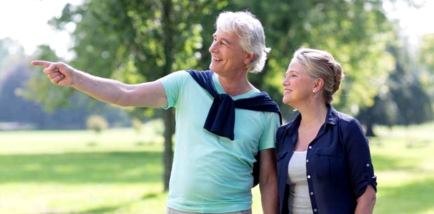 Älteres Paar gesunde Leber durch ausreichend Sport und Bewegung