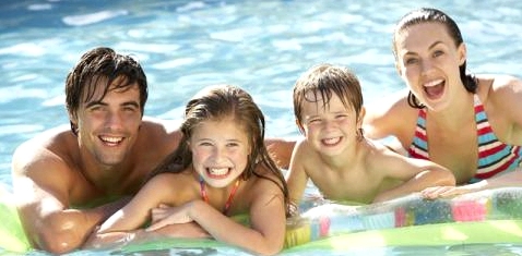 Eine Familie im Schwimmbecken
