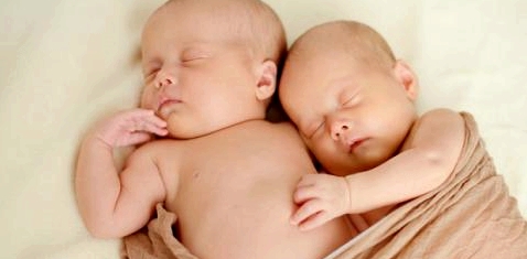 Zwei Zwillingsbabys schlafen nebeneinander