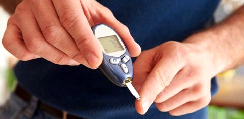 Ein Diabetiker misst seine Blutzuckerwerte