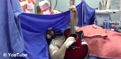 Anthony Kulkamp spielt Gitarre während seiner Gehirn-OP