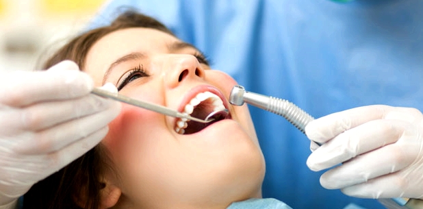 Mit regelmäßigen Kontrollen beim Zahnarzt beugen Sie Zahnschmerzen vor