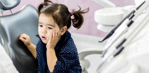 Ein kleines Mädchen hat Zahnschmerzen