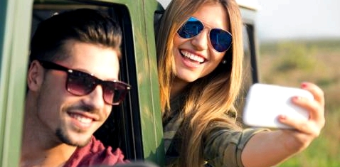 Jugendliche machen ein Selfie im Auto