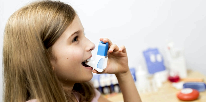 Mädchen inhaliert Asthma-Spray